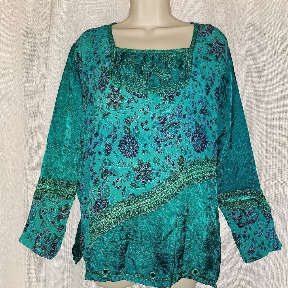 Tienda Ho Green and Blue Graphic 3/4 Sleeve Relaxed Blouse